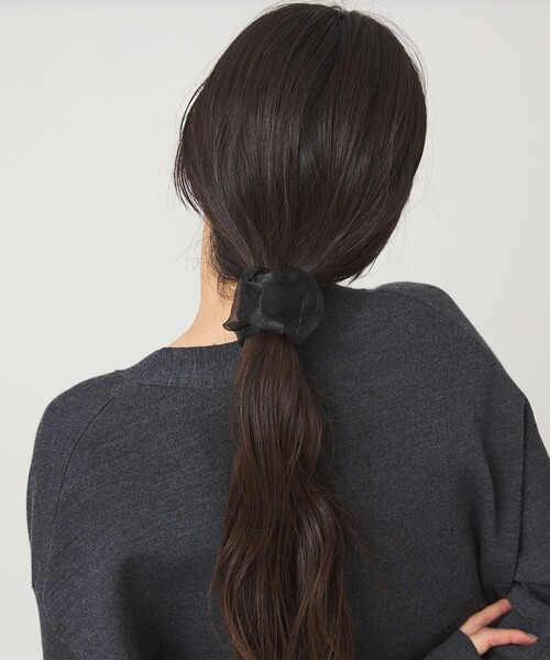 green label relaxing(グリーンレーベルリラクシング)の「【WEB限定】チュール ヘアカフ(無地)クラップカフ / ポニーフック / フックポニー(シュシュ・レディース・ブラック/オフホワイト・FREE)」の9枚目の写真
