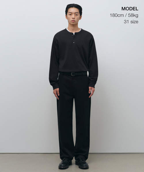 MUSINSA STANDARD（ムシンサスタンダード）の「ブラシドレギュラーフィットチノパンツ[ブラック]（その他パンツ・メンズ・その他・40/38/42/36/34/32/30/31/33/26/27/28/29）」の2枚目の写真