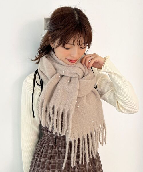 MAJESTIC LEGON（マジェスティックレゴン）の「パール付きストール（ストール/ショール・レディース・アイボリー/グレー/ベージュ・FREE）」の5枚目の写真