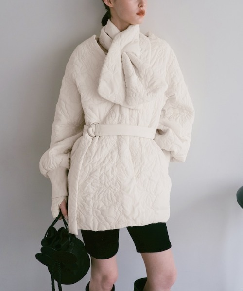sahara（サハラ）の「Reversible Flower Quilting Coat/リバーシブルフラワーキルティングコート（その他アウター・レディース・ブラック/アイボリー・FREE）」の2枚目の写真