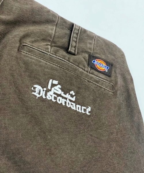 Children of the discordance（チルドレン オブ ザ ディスコ-ダンス）の「children of the discordance / ×DICKEIS EMBROIDERY TROUSERS / DISDICPT-001（チノパンツ・メンズ・ブラウン/ブラック・2/3/1）」の3枚目の写真