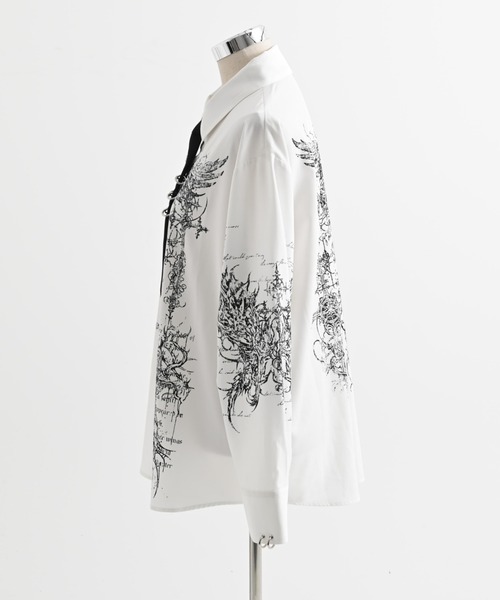 REFLEM【レフレム】 ネクタイ付プリント長袖シャツ white REFLEM/レフレム』ネクタイ付きプリントシャツ（シャツ/ブラウス