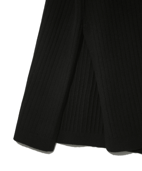 YALE(イェール)の「スリットネックハーフスリーブニットドレス_ブラック(ワンピース・レディース・その他・SMALL/MEDIUM)」の7枚目の写真