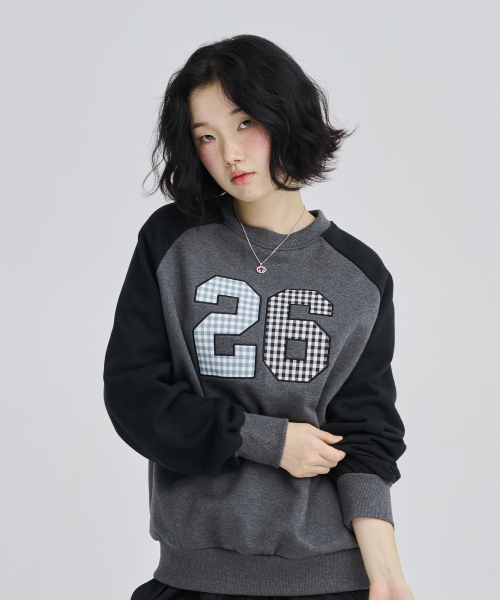 AWESOME STUDIO(オーサムスタジオ)の「26パッチ刺繍ラグランスウェットシャツチャコール(スウェット・レディース・その他・FREE)」の4枚目の写真