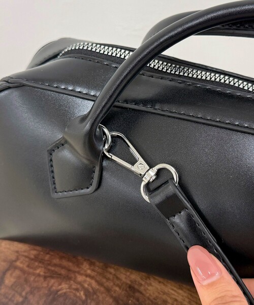 fredy emue（フレディエミュ）の「ショートハンドルボストンバッグ（ショルダーバッグ・レディース・ブラック/ブラウン/レッド・FREE）」の17枚目の写真