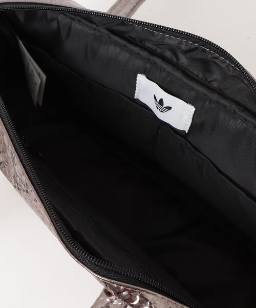 adidas（アディダス）の「アディカラー ロングハンドル エアライナー メタル バッグ / アディダスオリジナルス adidas Originals（ショルダーバッグ・メンズ・グレー・FREE）」の9枚目の写真