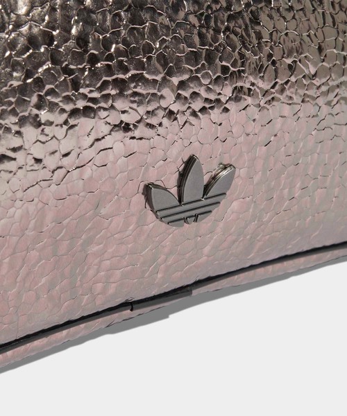adidas（アディダス）の「アディカラー ロングハンドル エアライナー メタル バッグ / アディダスオリジナルス adidas Originals（ショルダーバッグ・メンズ・グレー・FREE）」の4枚目の写真