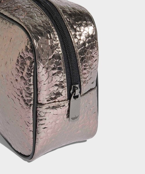 adidas（アディダス）の「アディカラー ロングハンドル エアライナー メタル バッグ / アディダスオリジナルス adidas Originals（ショルダーバッグ・メンズ・グレー・FREE）」の5枚目の写真