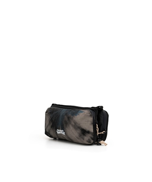 Topologie(トポロジー)の「Topologie x Wonderfruit Bottle Sacoche Medium(ショルダーバッグ・レディース・ブラック系/グリーン系2/ピンク系・ONE SIZE)」の4枚目の写真