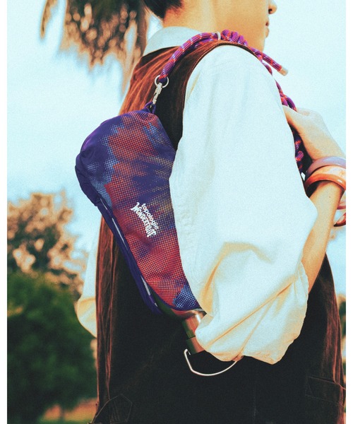 Topologie(トポロジー)の「Topologie x Wonderfruit Bottle Sacoche Medium(ショルダーバッグ・レディース・ブラック系/グリーン系2/ピンク系・ONE SIZE)」の11枚目の写真