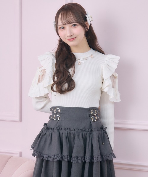 ROJITA(ロジータ)の「ネックレス付肩フリルニット(ニット/セーター・レディース・ブラック/ピンク/ホワイト・FREE)」の1枚目の写真