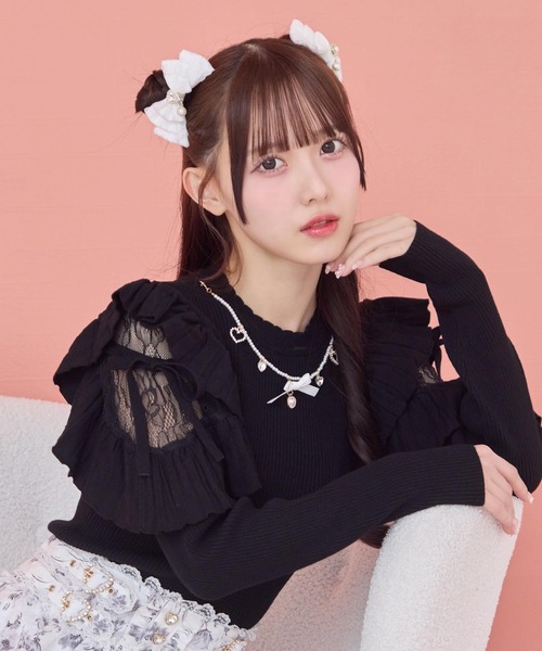 ROJITA(ロジータ)の「ネックレス付肩フリルニット(ニット/セーター・レディース・ブラック/ピンク/ホワイト・FREE)」の4枚目の写真