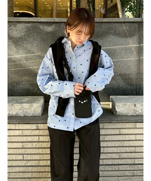 emmi（エミ）の「【HEART】 ハート刺繍ベーシックシャツ（シャツ/ブラウス・レディース・ブルー/ネイビー/ホワイト・F）」の18枚目の写真