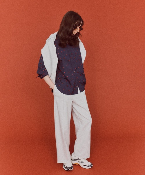 emmi（エミ）の「【HEART】 ハート刺繍ベーシックシャツ（シャツ/ブラウス・レディース・ブルー/ネイビー/ホワイト・F）」の2枚目の写真