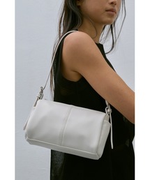 ペットボトル」に該当するレディースのショルダーバッグ（ホワイト