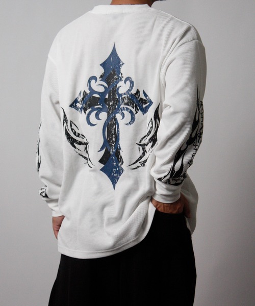 NYLAUS(ナイラス)の「【NYS】クロスロゴ ワッフルロングTシャツ ウイングロゴ トライバルデザイン ロンT 長袖Tシャツ(Tシャツ/カットソー・メンズ・ホワイト系その他/ホワイト/ブラック/ブラック系その他・M/L)」の2枚目の写真
