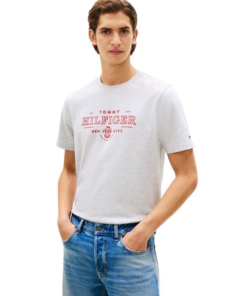 TOMMY HILFIGER(トミーヒルフィガー)の「HERITAGE GRAPHIC TEE(Tシャツ/カットソー・メンズ・レッド/グレー・SMALL/LARGE/MEDIUM/X-LARGE)」の2枚目の写真