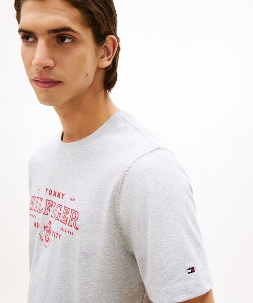 TOMMY HILFIGER(トミーヒルフィガー)の「HERITAGE GRAPHIC TEE(Tシャツ/カットソー・メンズ・レッド/グレー・SMALL/LARGE/MEDIUM/X-LARGE)」の3枚目の写真