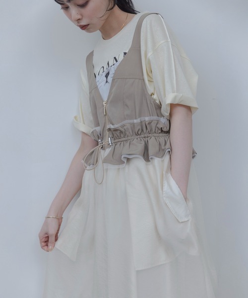 Eimee Law（エイミーロウ）の「ウエストフリルジャンパースカート（ジャンパースカート・レディース・ベージュ/ブラック・FREE）」の2枚目の写真