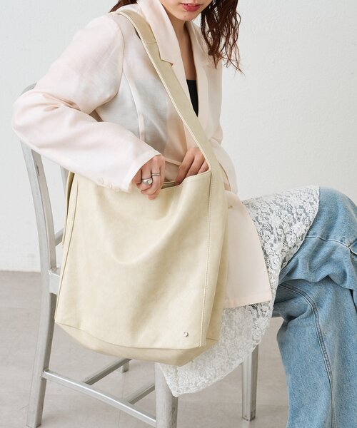 mystic(ミスティック)の「チャーム付きベルトショルダーBAG(トートバッグ・レディース・ブラック/オフホワイト/ブラウン・ONE SIZE)」の2枚目の写真