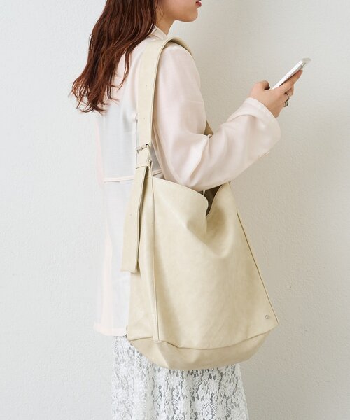 mystic(ミスティック)の「チャーム付きベルトショルダーBAG(トートバッグ・レディース・ブラック/オフホワイト/ブラウン・ONE SIZE)」の4枚目の写真