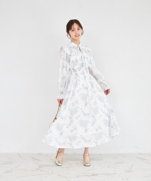 tocco closet(トッコ クローゼット)の「ラインフラワー×リボン柄ラッフルフリルウエストシャーリングワンピース(ワンピース・レディース・オフホワイト/アイボリー・M)」の10枚目の写真