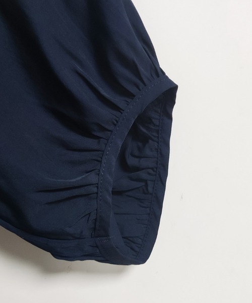 ONEP STAR(ワンピスター)の「Vネックギャザーブラウス(シャツ/ブラウス・レディース・ネイビー/ホワイト・X-LARGE/LARGE/MEDIUM)」の7枚目の写真
