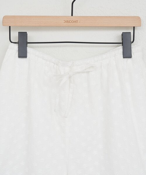 DISCOAT（ディスコート）の「【umm.】花柄刺繍ショートパンツ（その他パンツ・レディース・ブラック/オフホワイト・FREE）」の3枚目の写真