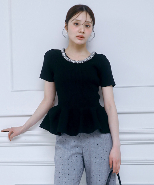 ROYAL PARTY(ロイヤルパーティー)の「ネックビジューペプラムニットトップス(ニット/セーター・レディース・ブラック/ピンク/オフホワイト・FREE)」の4枚目の写真
