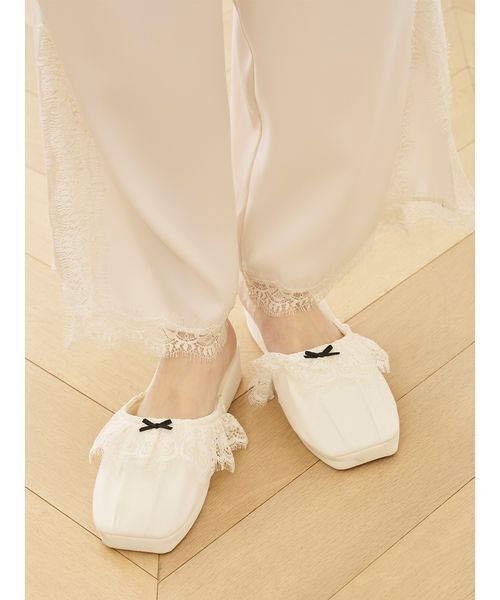 SNIDEL HOME(スナイデルホーム)の「サテンレースルームシューズ(ルームシューズ/スリッパ・レディース・ネイビー/ピンク/アイボリー・F)」の2枚目の写真