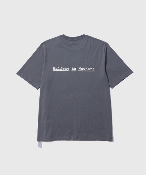 OAMC（オーエーエムシー）の「【OAMC PEACEMAKER/オーエーエムシー ピースメーカー】Regular Tee Halfway To Nowhere（Tシャツ/カットソー・メンズ・ホワイト/チャコールグレー・L/M）」の4枚目の写真