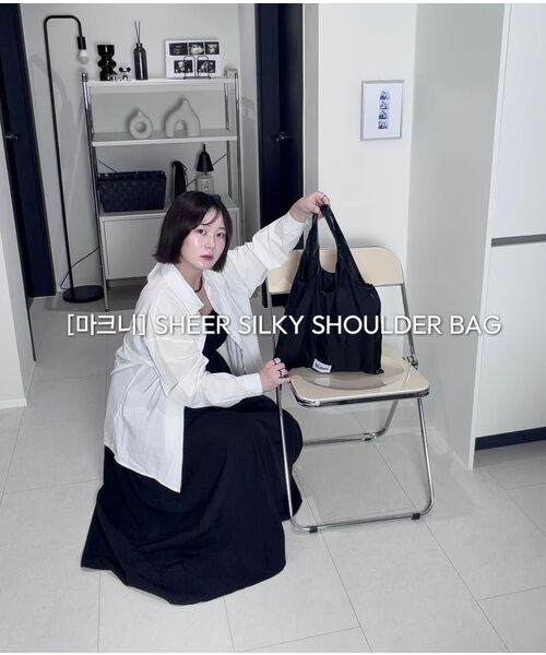 MACNI(マクニ)の「SHEER SILKY SHOULDER BAG BLACK(ショルダーバッグ・レディース・ブラック・FREE)」の6枚目の写真