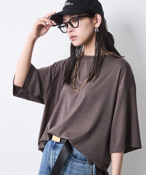 CHIC STYLE(シックスタイル)の「リュックスコンフォートTシャツ<大きいサイズ有>シックスタイル(Tシャツ/カットソー・レディース・チャコール/ダークブラウン・M/5L/4L/3L/LL/L)」の2枚目の写真