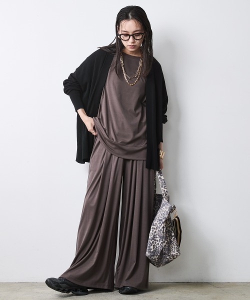 CHIC STYLE(シックスタイル)の「リュックスコンフォートTシャツ<大きいサイズ有>シックスタイル(Tシャツ/カットソー・レディース・チャコール/ダークブラウン・M/5L/4L/3L/LL/L)」の3枚目の写真