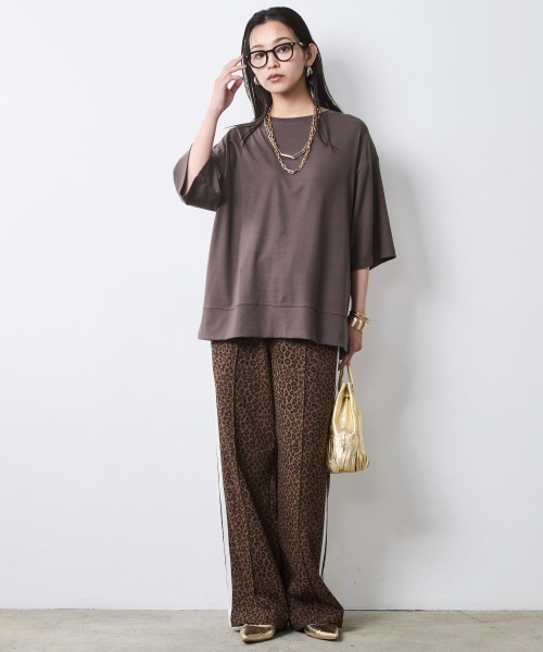 CHIC STYLE(シックスタイル)の「リュックスコンフォートTシャツ<大きいサイズ有>シックスタイル(Tシャツ/カットソー・レディース・チャコール/ダークブラウン・M/5L/4L/3L/LL/L)」の4枚目の写真