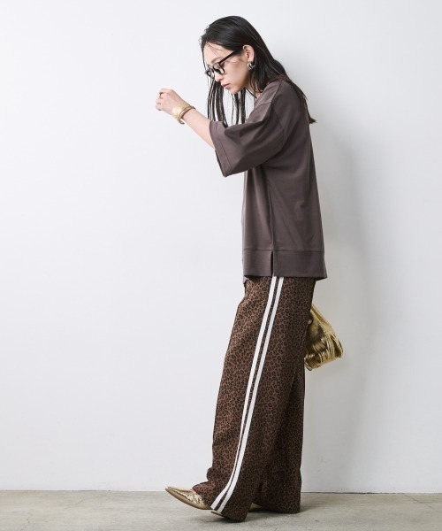 CHIC STYLE(シックスタイル)の「リュックスコンフォートTシャツ<大きいサイズ有>シックスタイル(Tシャツ/カットソー・レディース・チャコール/ダークブラウン・M/5L/4L/3L/LL/L)」の5枚目の写真