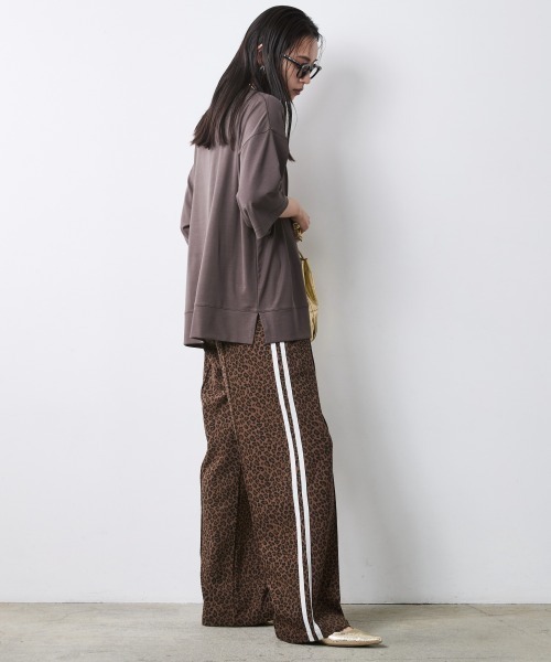 CHIC STYLE(シックスタイル)の「リュックスコンフォートTシャツ<大きいサイズ有>シックスタイル(Tシャツ/カットソー・レディース・チャコール/ダークブラウン・M/5L/4L/3L/LL/L)」の6枚目の写真