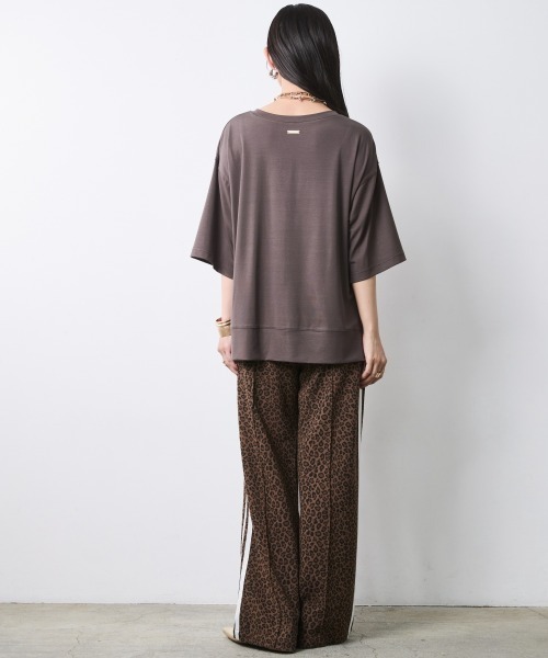 CHIC STYLE(シックスタイル)の「リュックスコンフォートTシャツ<大きいサイズ有>シックスタイル(Tシャツ/カットソー・レディース・チャコール/ダークブラウン・M/5L/4L/3L/LL/L)」の10枚目の写真