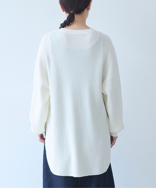 yuni(ユニ )の「Cotton waffle long sleeves pullover(ニット/セーター・レディース・ホワイト/ベージュ/ネイビー/グレー・FREE)」の21枚目の写真