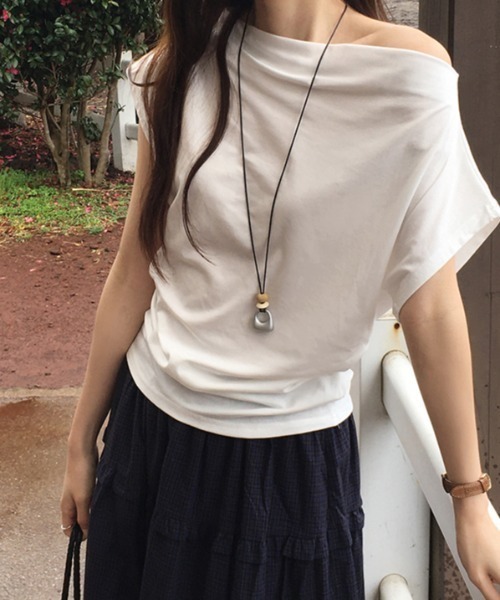FAVORITO（ファヴォリート）の「オフショルダーTEEトップス（Tシャツ/カットソー・レディース・ブラック/グレー/ホワイト・F）」の4枚目の写真