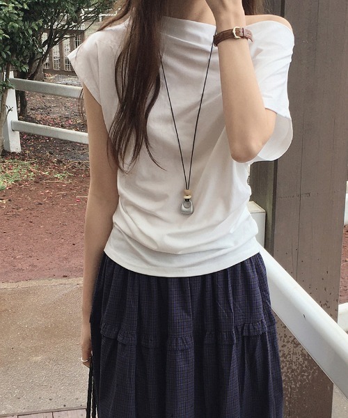 FAVORITO（ファヴォリート）の「オフショルダーTEEトップス（Tシャツ/カットソー・レディース・ブラック/グレー/ホワイト・F）」の7枚目の写真
