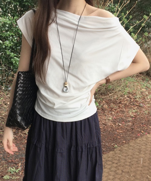 FAVORITO（ファヴォリート）の「オフショルダーTEEトップス（Tシャツ/カットソー・レディース・ブラック/グレー/ホワイト・F）」の6枚目の写真