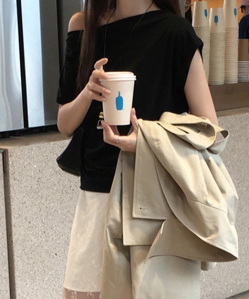 FAVORITO（ファヴォリート）の「オフショルダーTEEトップス（Tシャツ/カットソー・レディース・ブラック/グレー/ホワイト・F）」の17枚目の写真