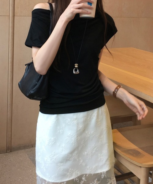 FAVORITO（ファヴォリート）の「オフショルダーTEEトップス（Tシャツ/カットソー・レディース・ブラック/グレー/ホワイト・F）」の18枚目の写真