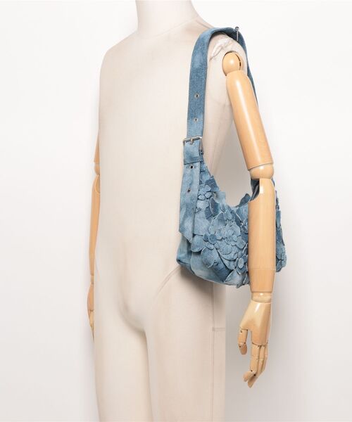 Desigual(デシグアル)の「3D flower patchwork denim shoulder bag / 3Dフラワーパッチワークデニムショルダーバッグ(ショルダーバッグ・レディース・ブルー・FREE)」の7枚目の写真