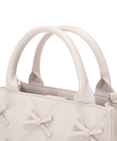 Maison de FLEUR(メゾンドフルール)の「リボンマニアポーチ付きキルティングトート(ハンドバッグ・レディース・ブラック/ピンク・FREE)」の12枚目の写真