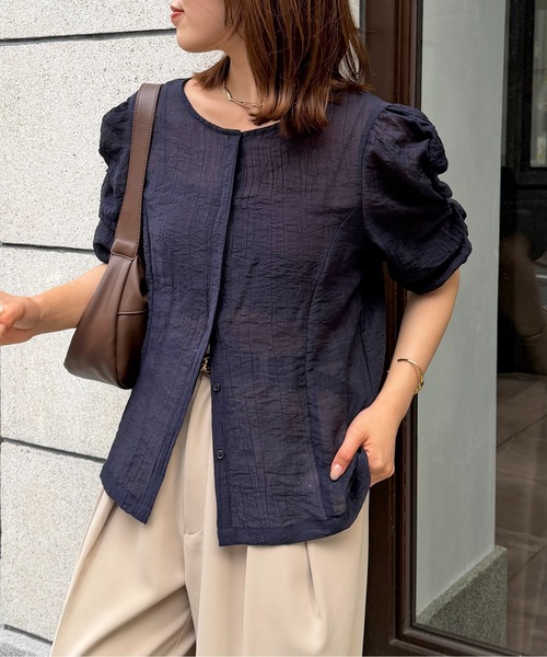 Thevon(ゼボン)の「袖シャーリング5分袖シアーブラウス(シャツ/ブラウス・レディース・ネイビー/ブルー/オフホワイト・FREE)」の1枚目の写真