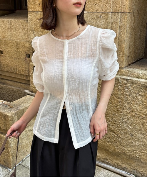Thevon(ゼボン)の「袖シャーリング5分袖シアーブラウス(シャツ/ブラウス・レディース・ネイビー/ブルー/オフホワイト・FREE)」の2枚目の写真