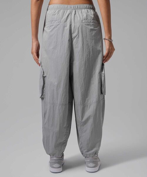 JORDAN BRAND(ジョーダンブランド)の「ジョーダン フライト ウィメンズ クロップド パラシュート パンツ / Jordan Flight Women's Cropped Parachute Pants IW1306-012 Wolf Grey(カーゴパンツ・レディース・グレー・L/XS/XL/S/M)」の8枚目の写真