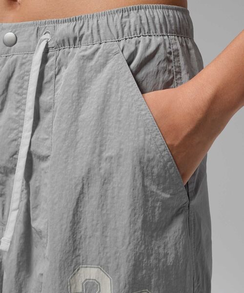 JORDAN BRAND(ジョーダンブランド)の「ジョーダン フライト ウィメンズ クロップド パラシュート パンツ / Jordan Flight Women's Cropped Parachute Pants IW1306-012 Wolf Grey(カーゴパンツ・レディース・グレー・L/XS/XL/S/M)」の9枚目の写真